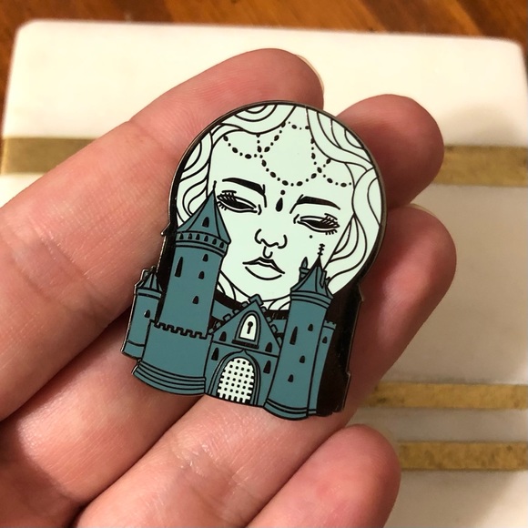 ✨2/$15-Enamel Pin with Castle and Face Design - Picture 3 of 6